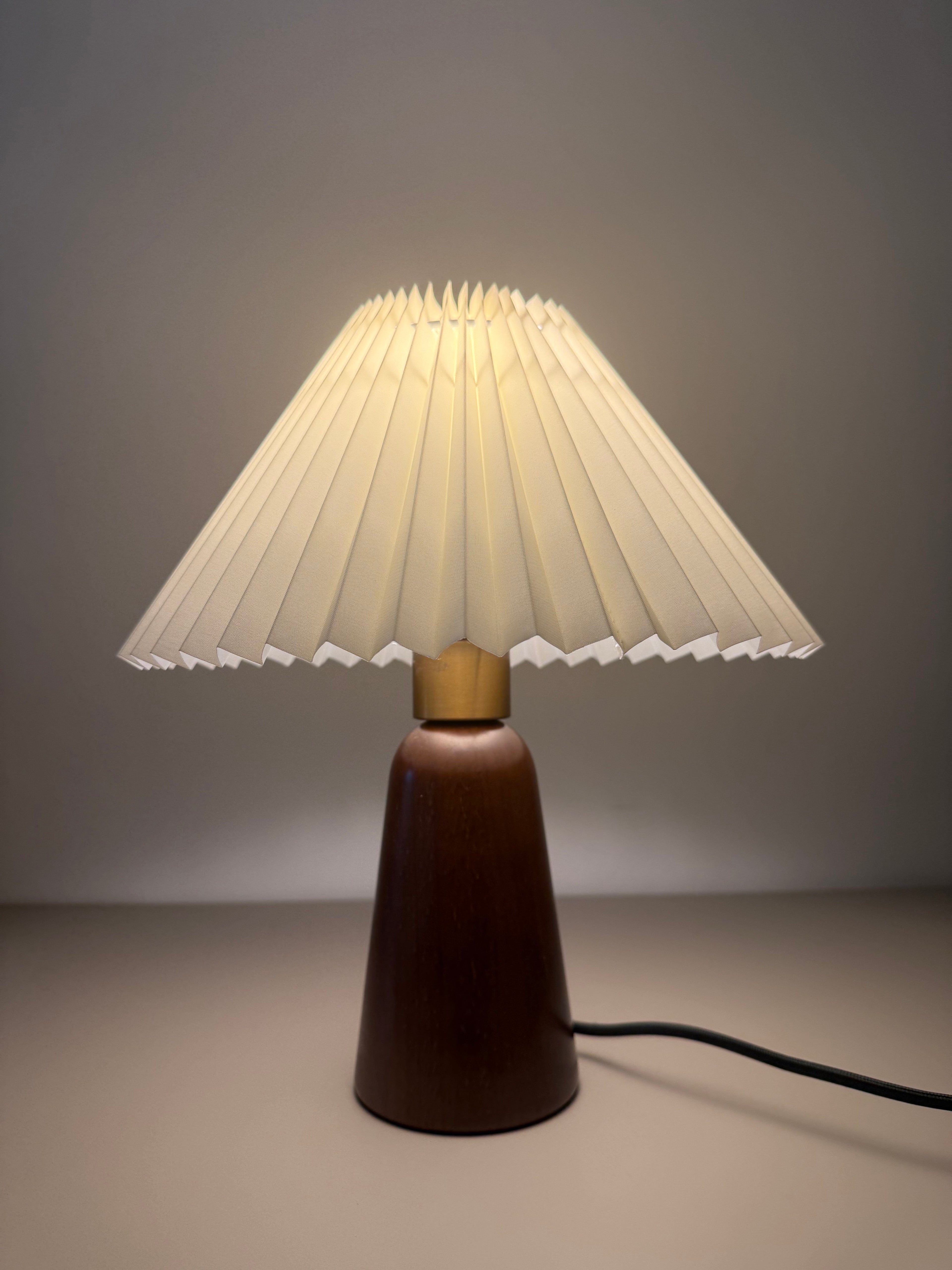 Tischlampe Nordic Glow - Holzfuß & heller Schirm