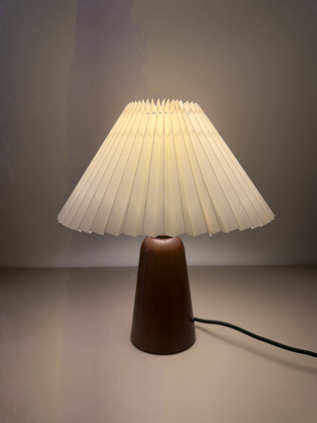 Tischlampe Nordic Glow - Holzfuß & heller Schirm