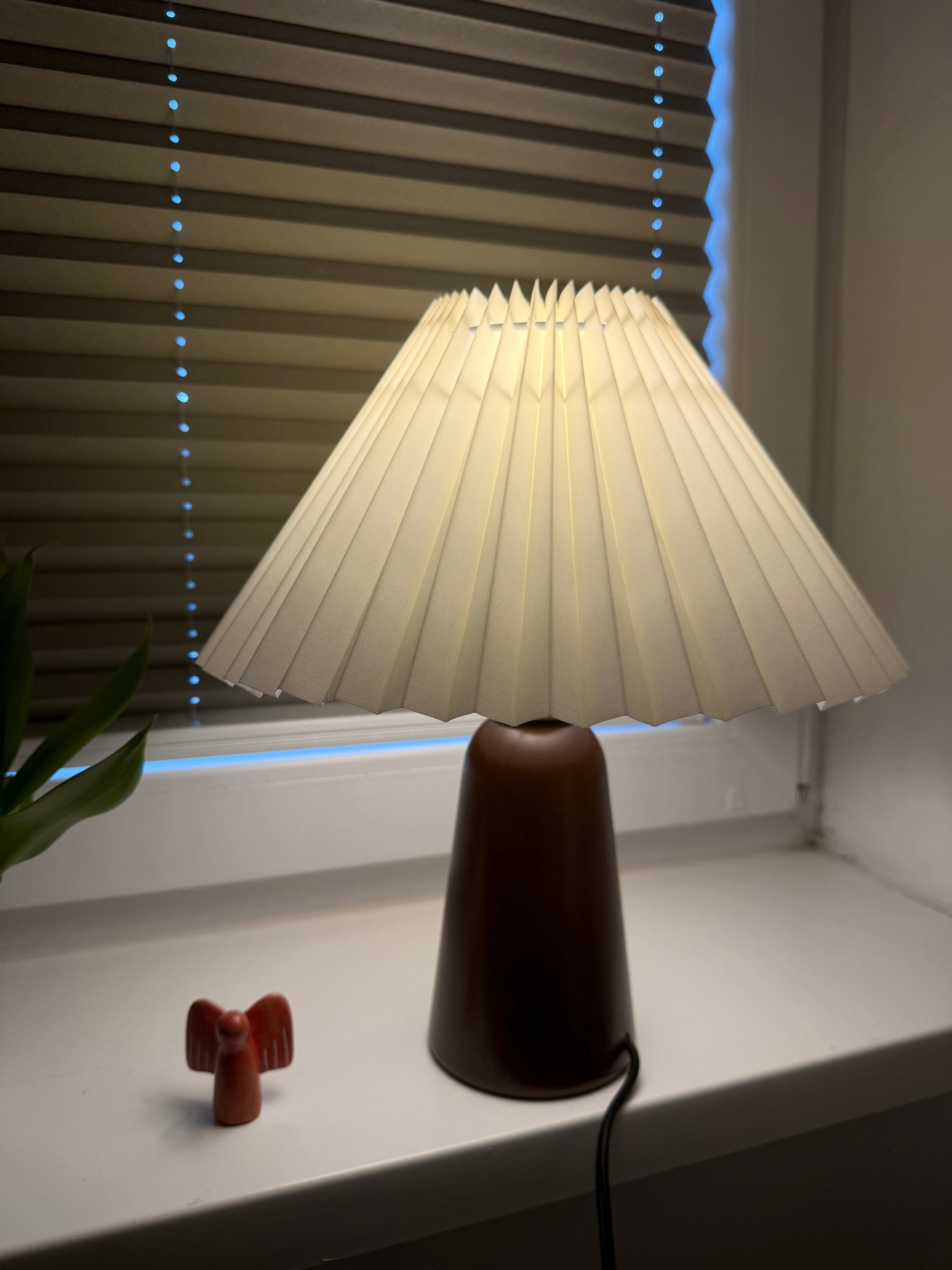 Tischlampe Nordic Glow - Holzfuß & heller Schirm