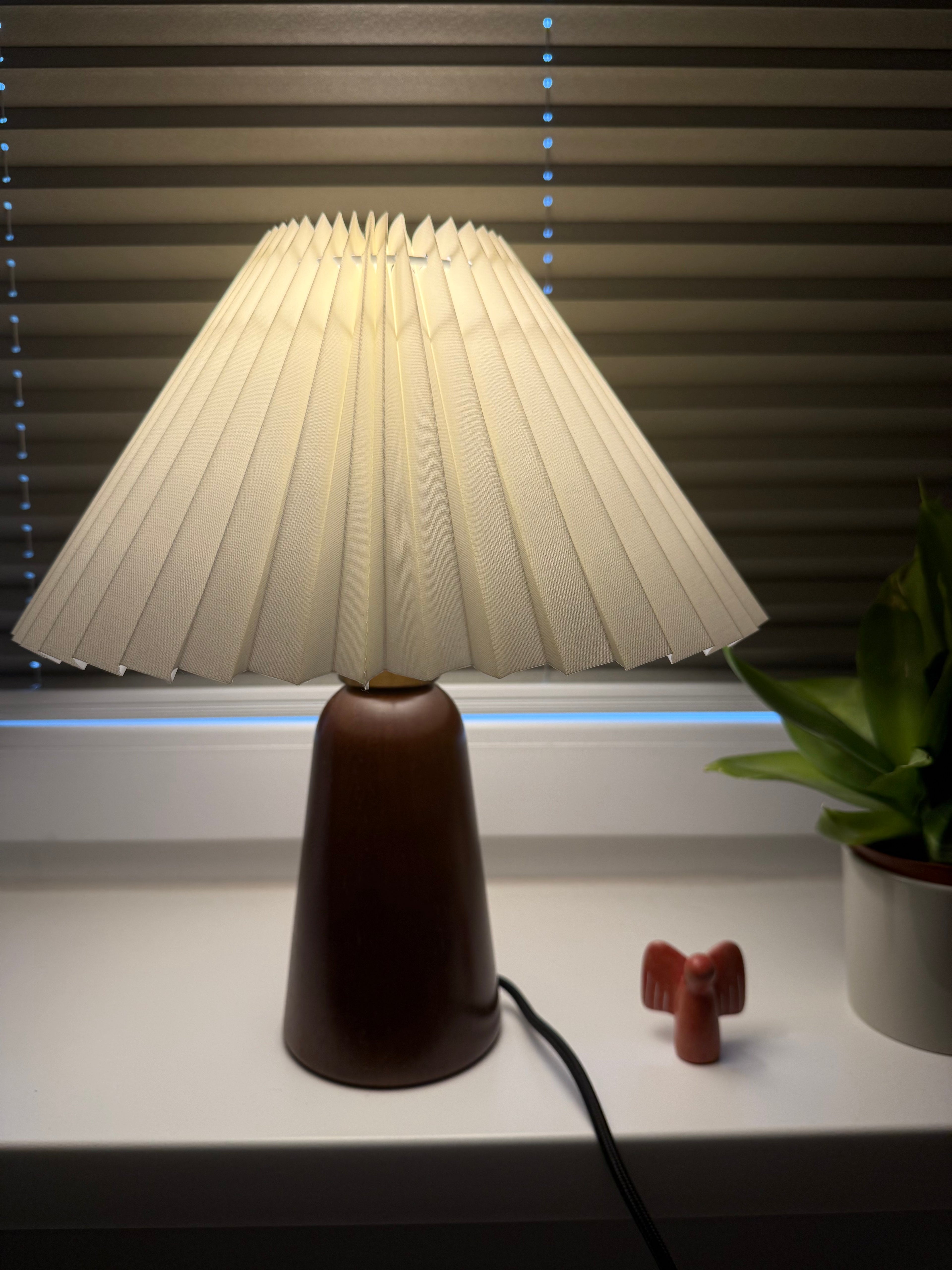 Tischlampe Nordic Glow - Holzfuß & heller Schirm