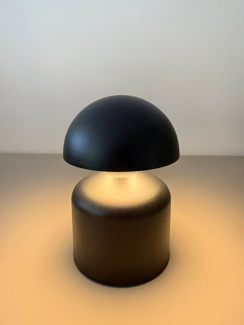 Noir Lume - Mattschwarze Pilzlampe aus Metall