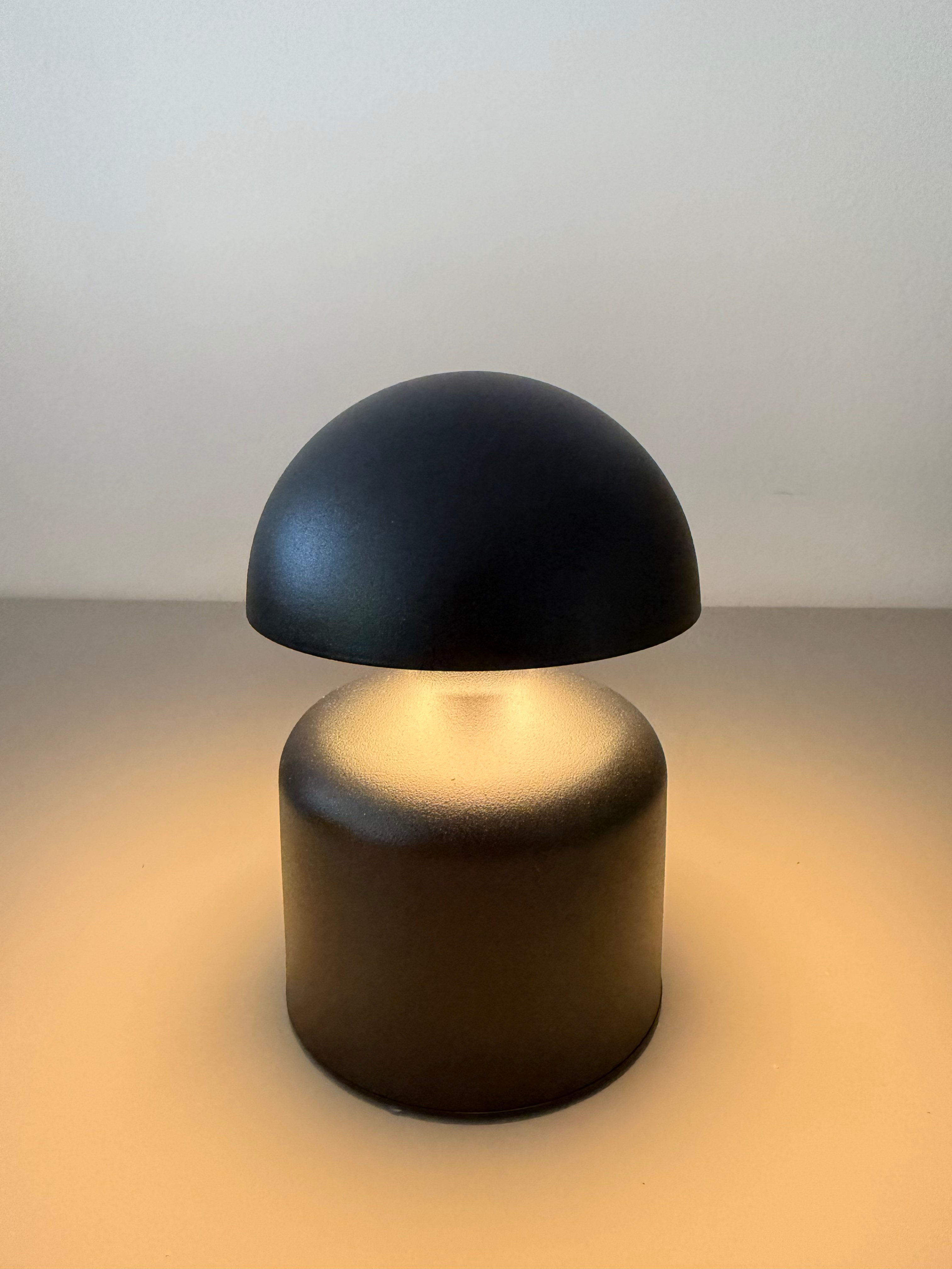 Noir Lume - Mattschwarze Pilzlampe aus Metall