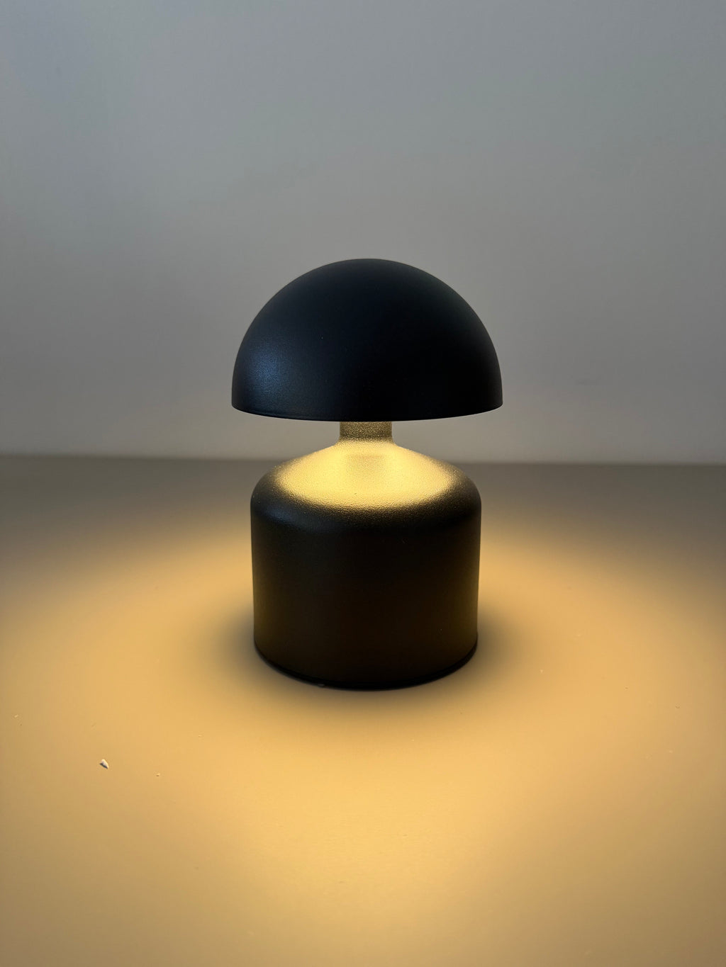 Noir Lume - Mattschwarze Pilzlampe aus Metall