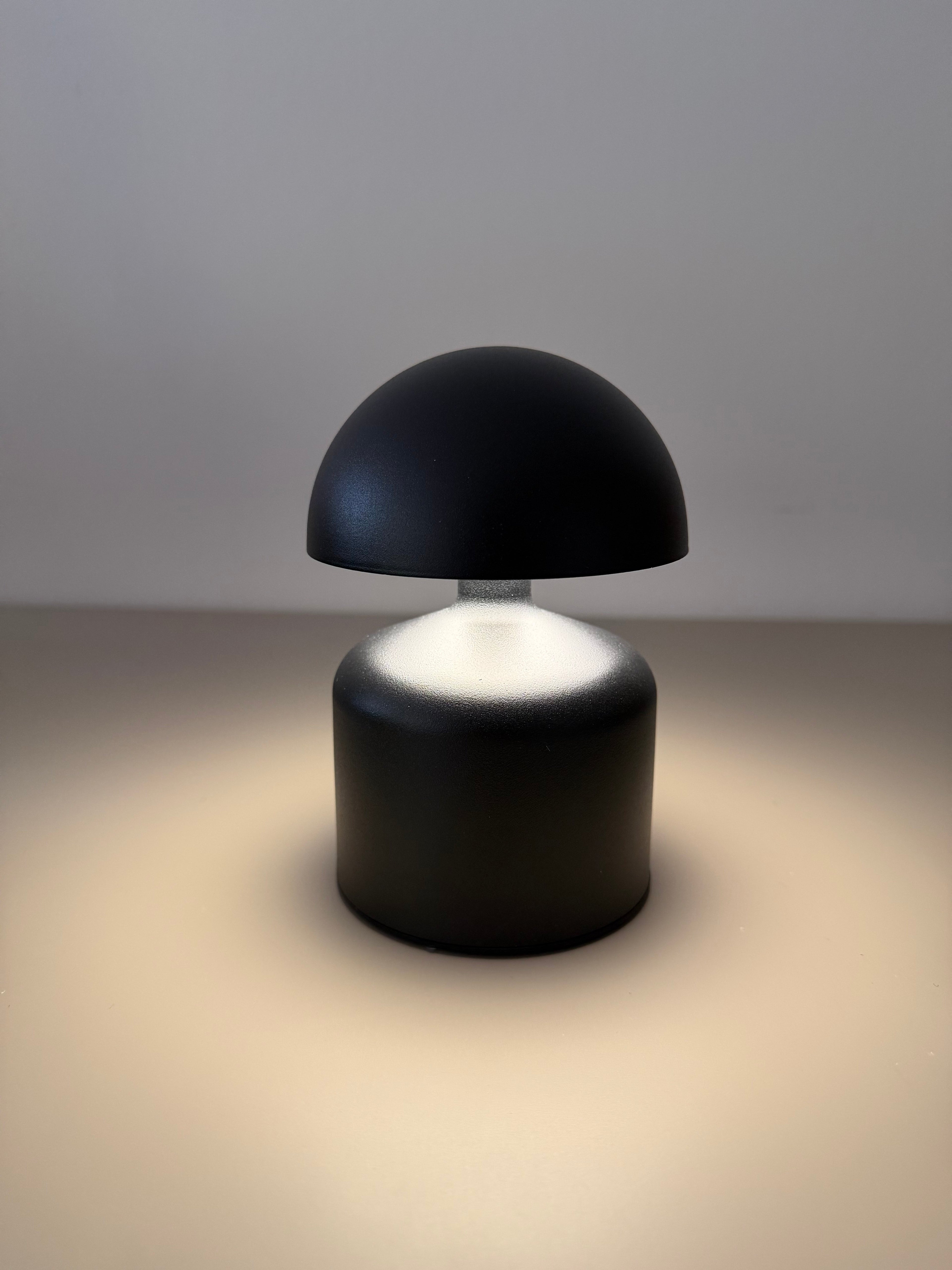 Noir Lume - Mattschwarze Pilzlampe aus Metall