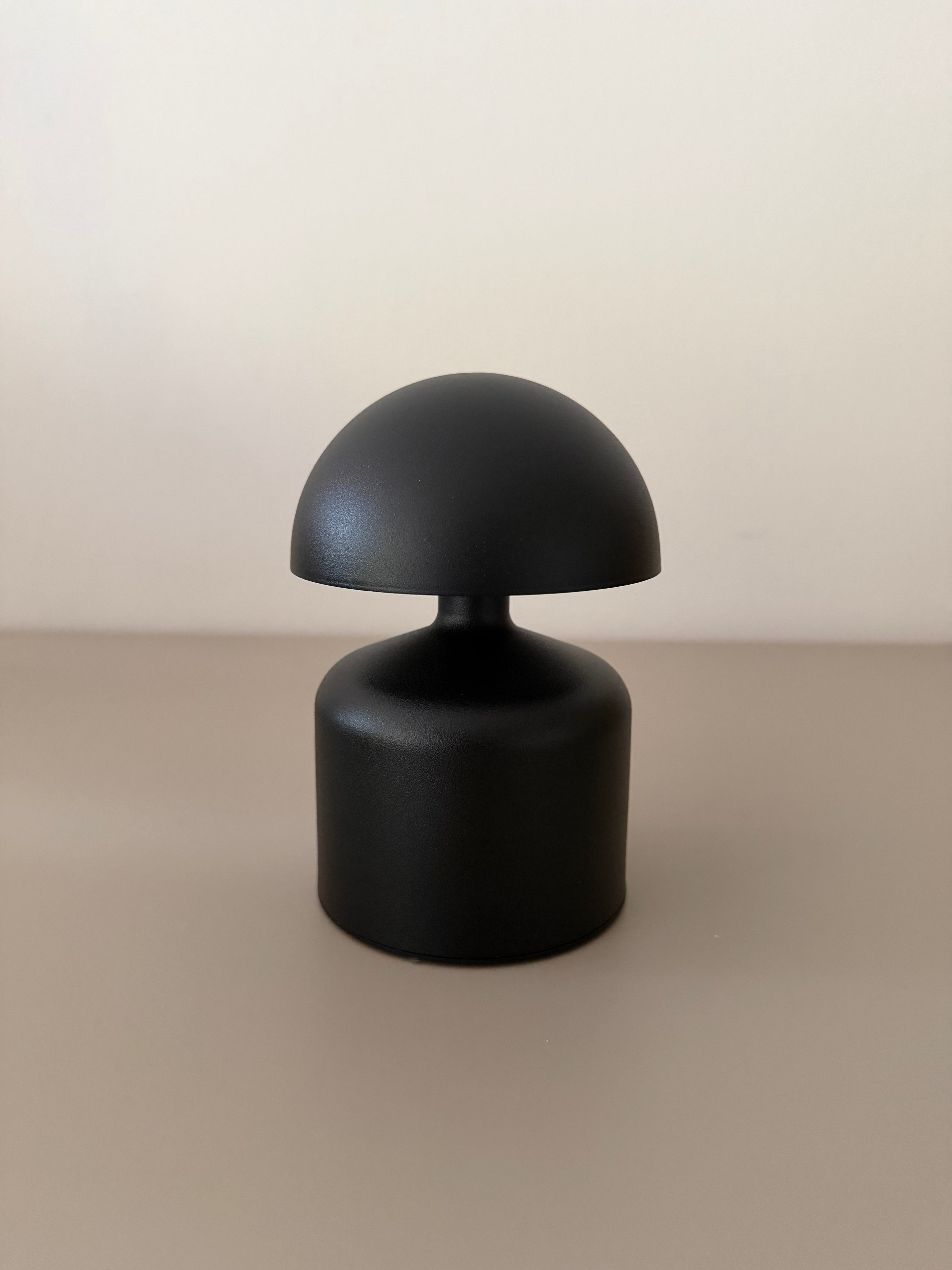 Noir Lume - Mattschwarze Pilzlampe aus Metall