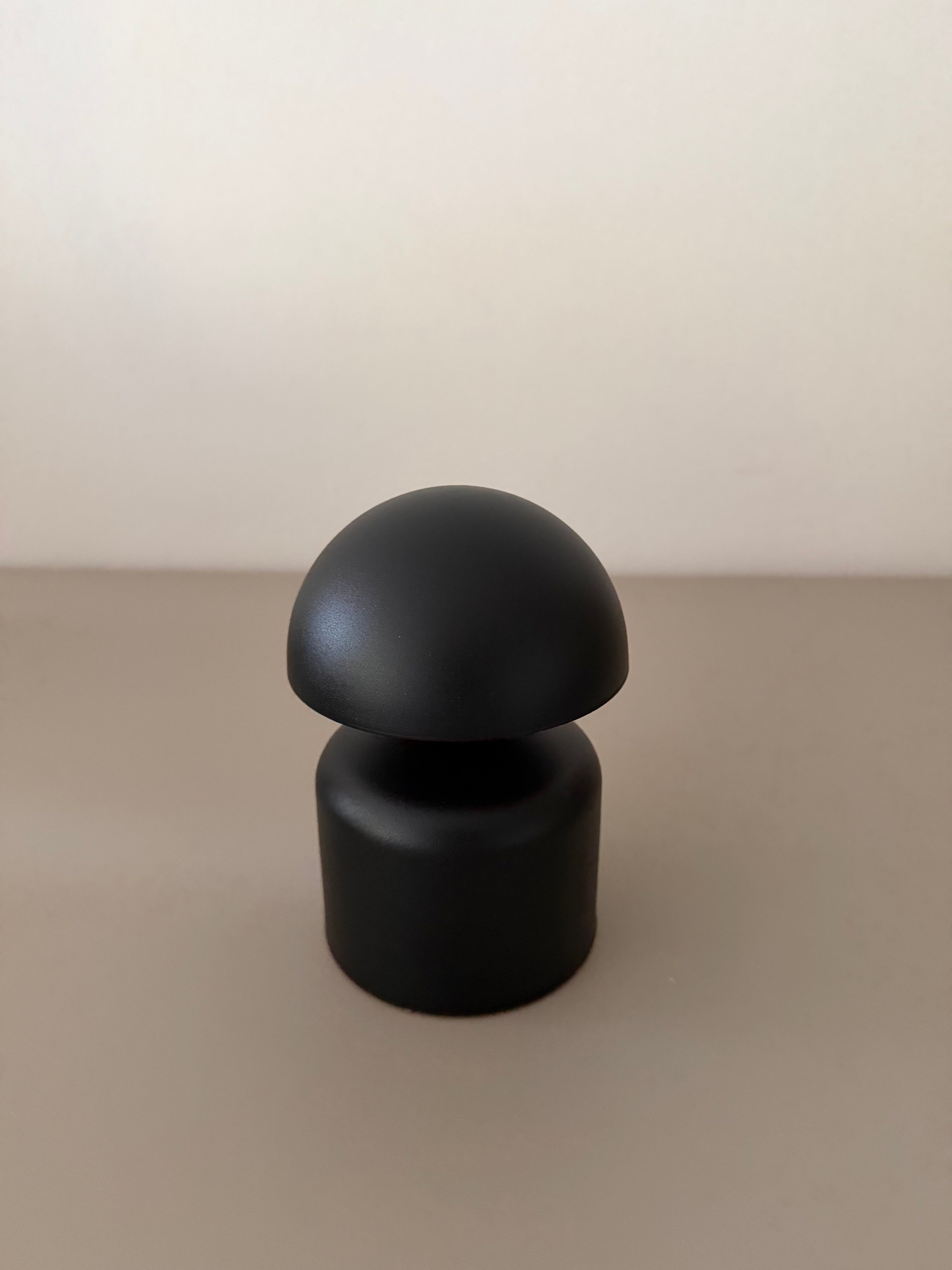 Noir Lume - Mattschwarze Pilzlampe aus Metall