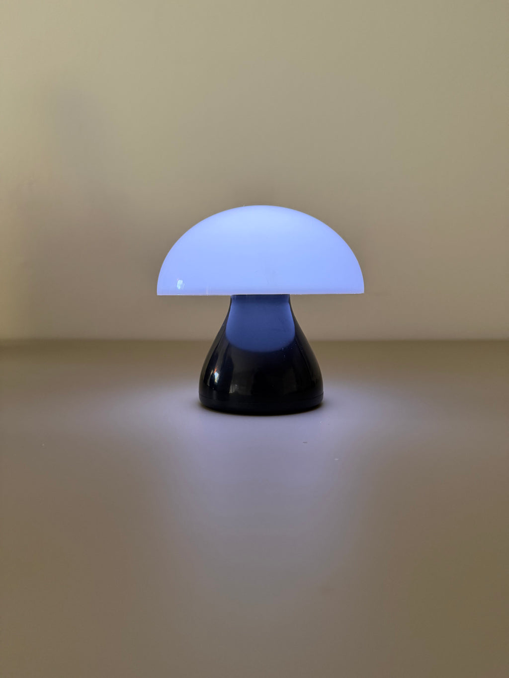 Lumi Dome Duo - Schwarz-weiße Akku-Pilzlampe mit Plexiglas-Schirm