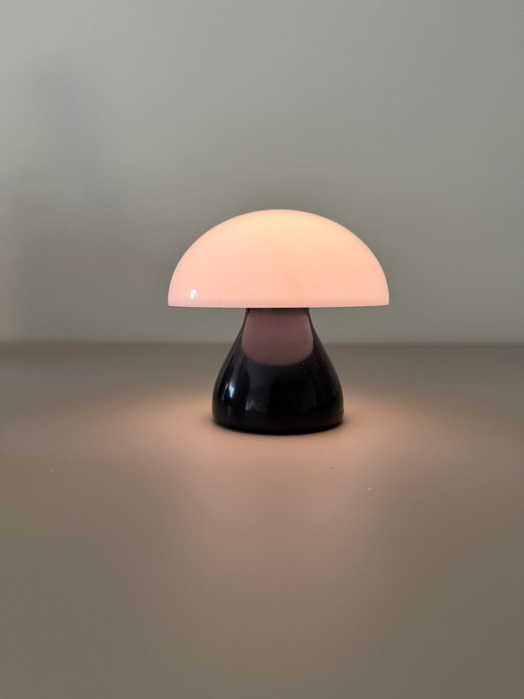 Lumi Dome Duo - Schwarz-weiße Akku-Pilzlampe mit Plexiglas-Schirm