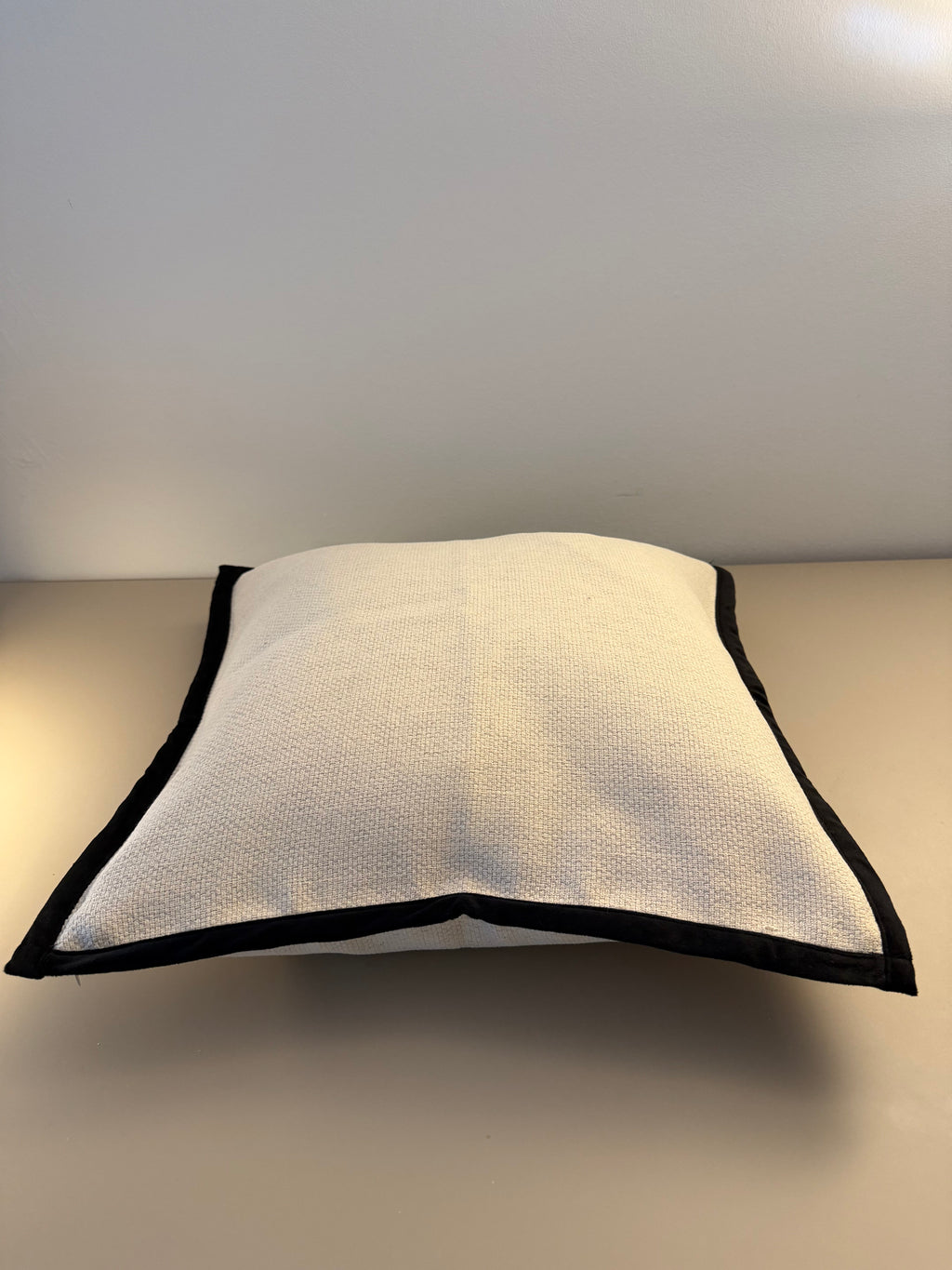 Maison Blanc - Weißes Dekokissen im französischen Stil