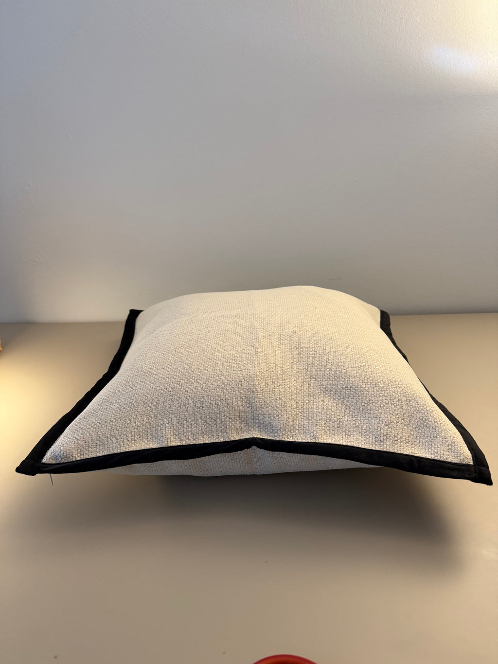 Maison Blanc - Weißes Dekokissen im französischen Stil