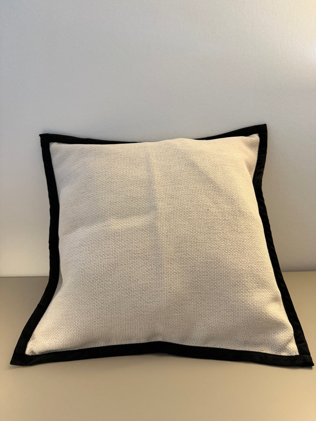 Maison Blanc - Weißes Dekokissen im französischen Stil