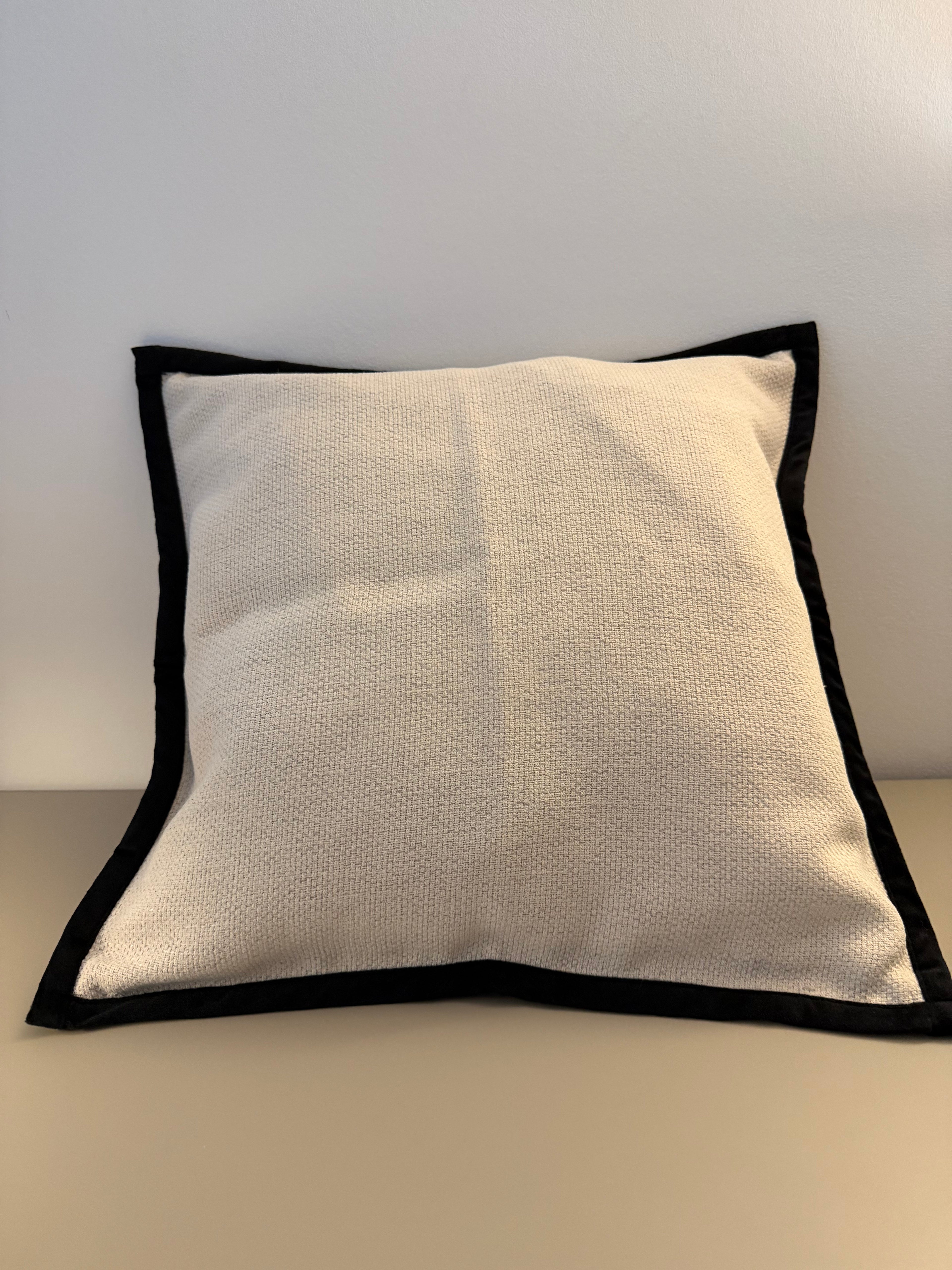 Maison Blanc - Weißes Dekokissen im französischen Stil