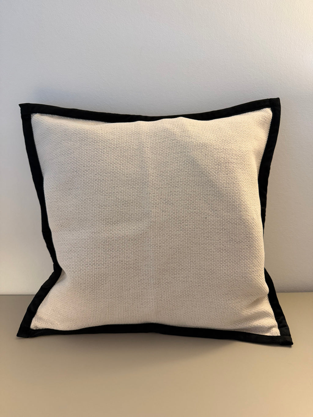 Maison Blanc - Weißes Dekokissen im französischen Stil