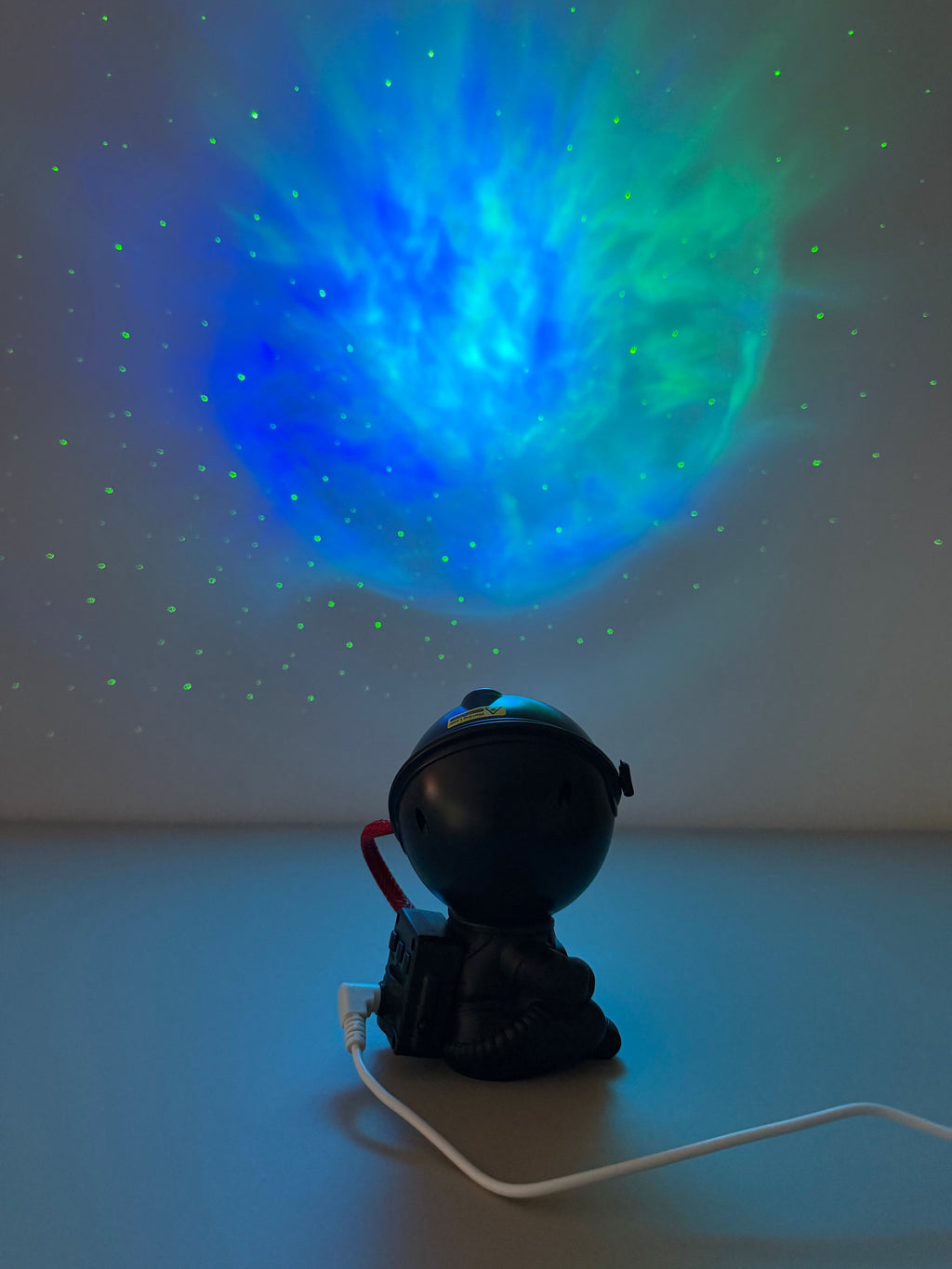 Cosmo Guard - Schwarze Actionfigur mit Kosmos-Projektion