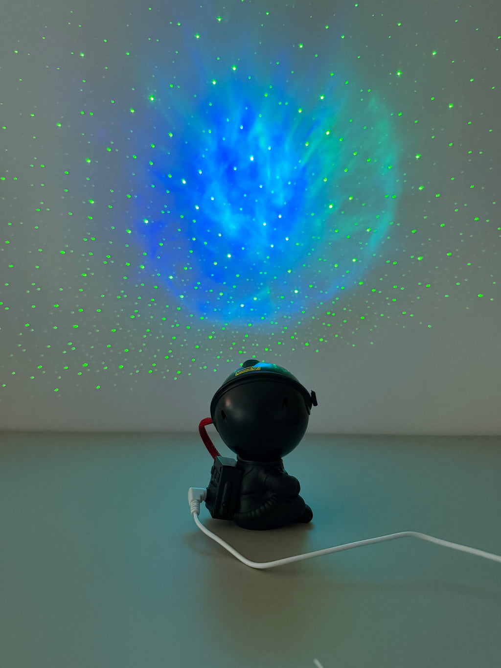 Cosmo Guard - Schwarze Actionfigur mit Kosmos-Projektion