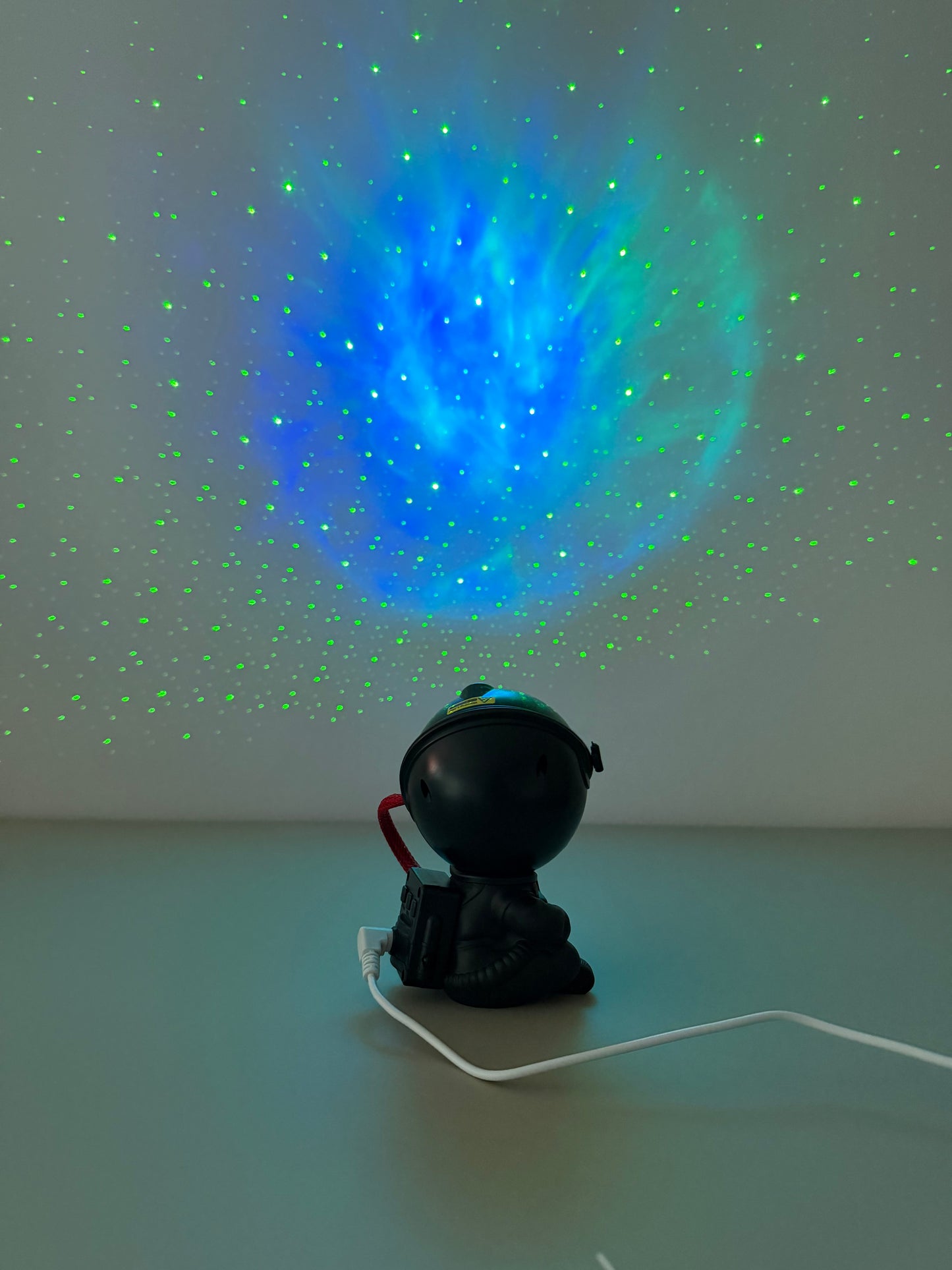 Cosmo Guard - Schwarze Actionfigur mit Kosmos-Projektion