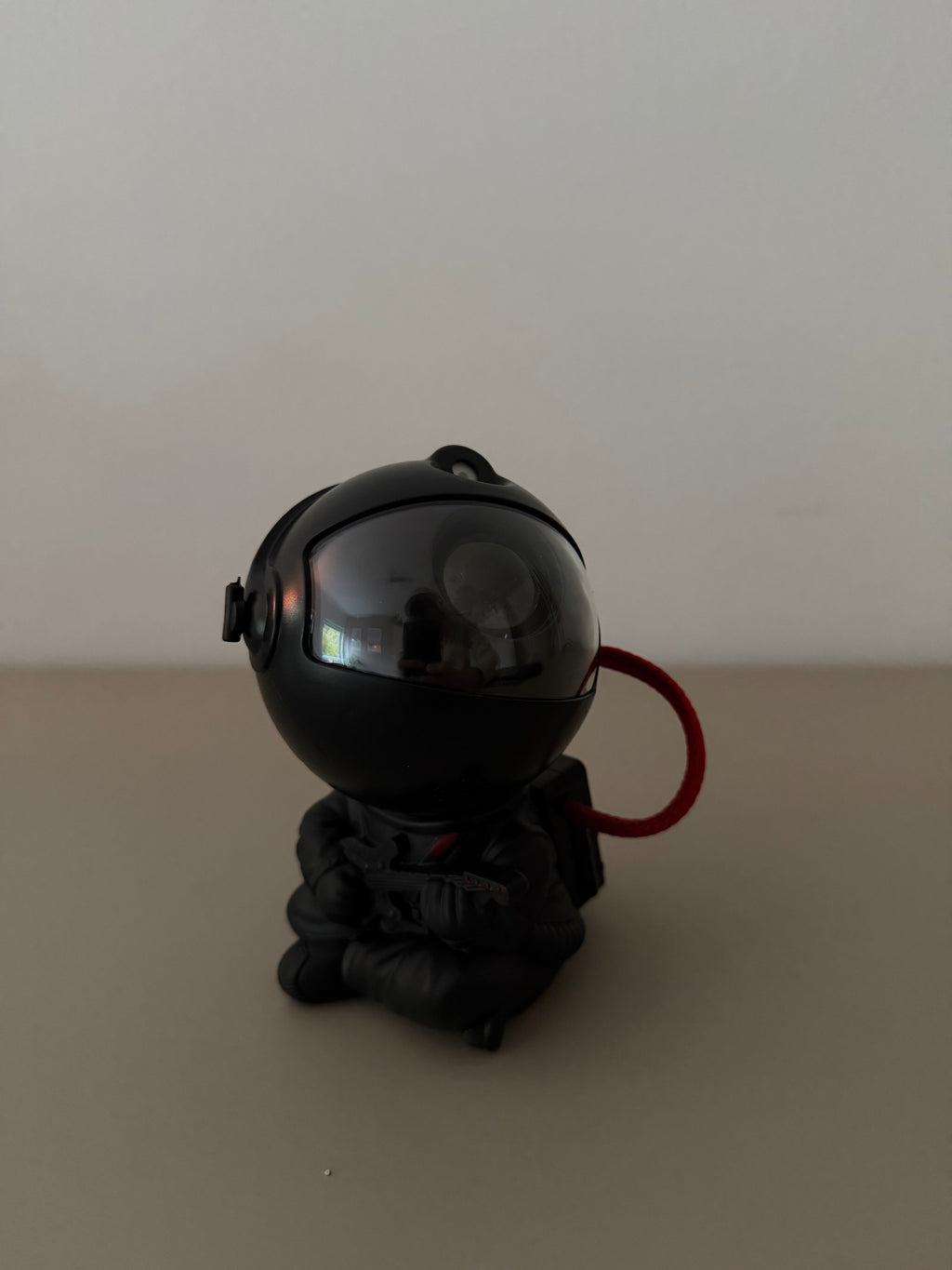 Cosmo Guard - Schwarze Actionfigur mit Kosmos-Projektion