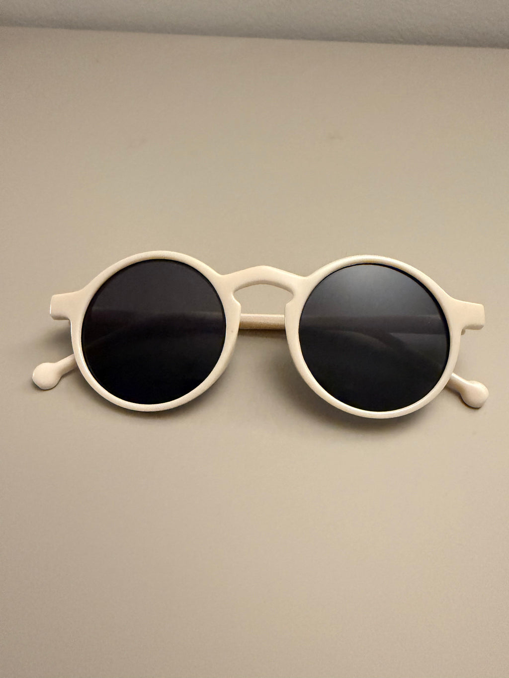 Soléa – Deko-Sonnenbrille in Beige-Weiß – Stilvolles Accessoire mit mediterranem Flair