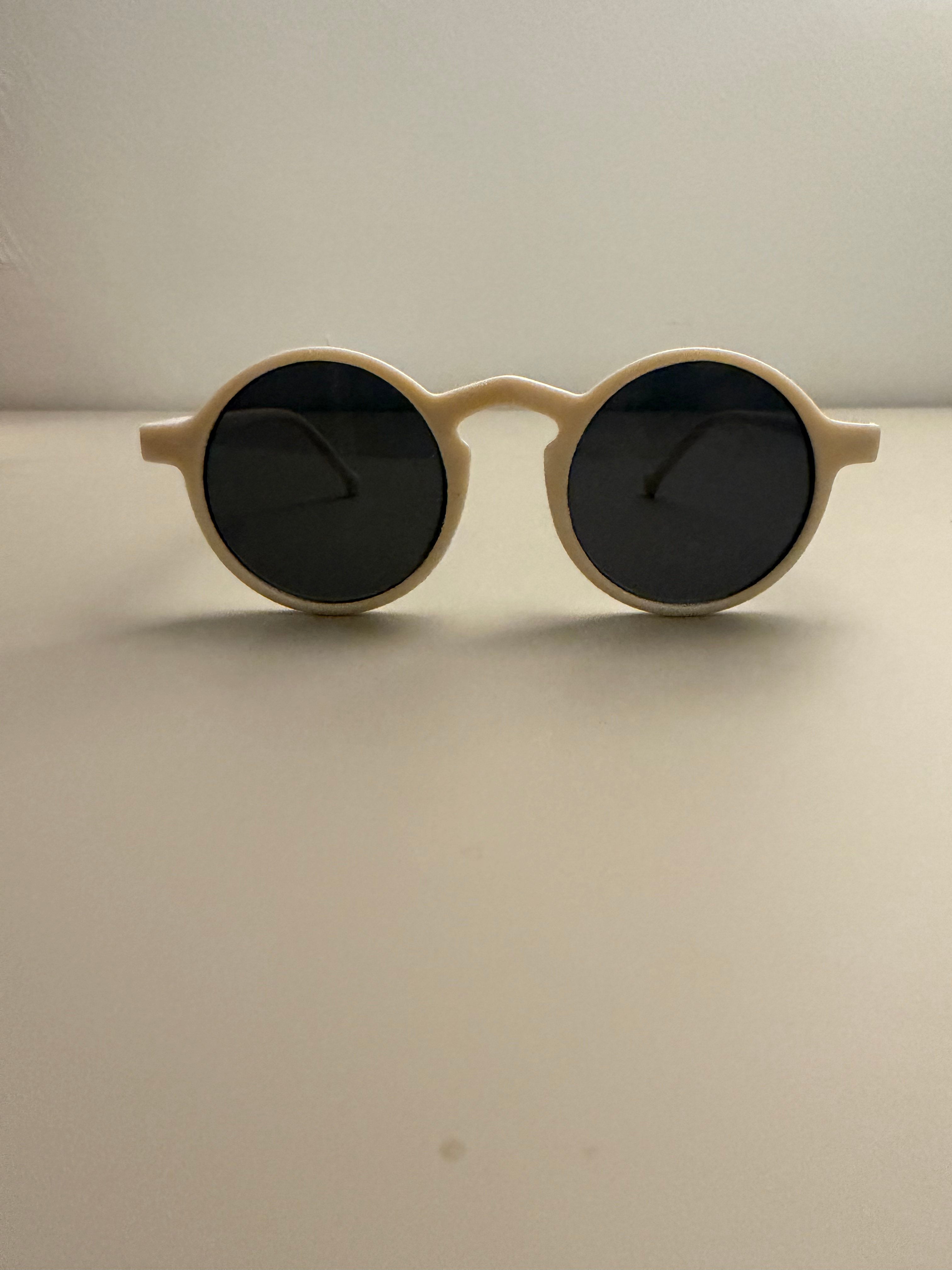 Soléa – Deko-Sonnenbrille in Beige-Weiß – Stilvolles Accessoire mit mediterranem Flair