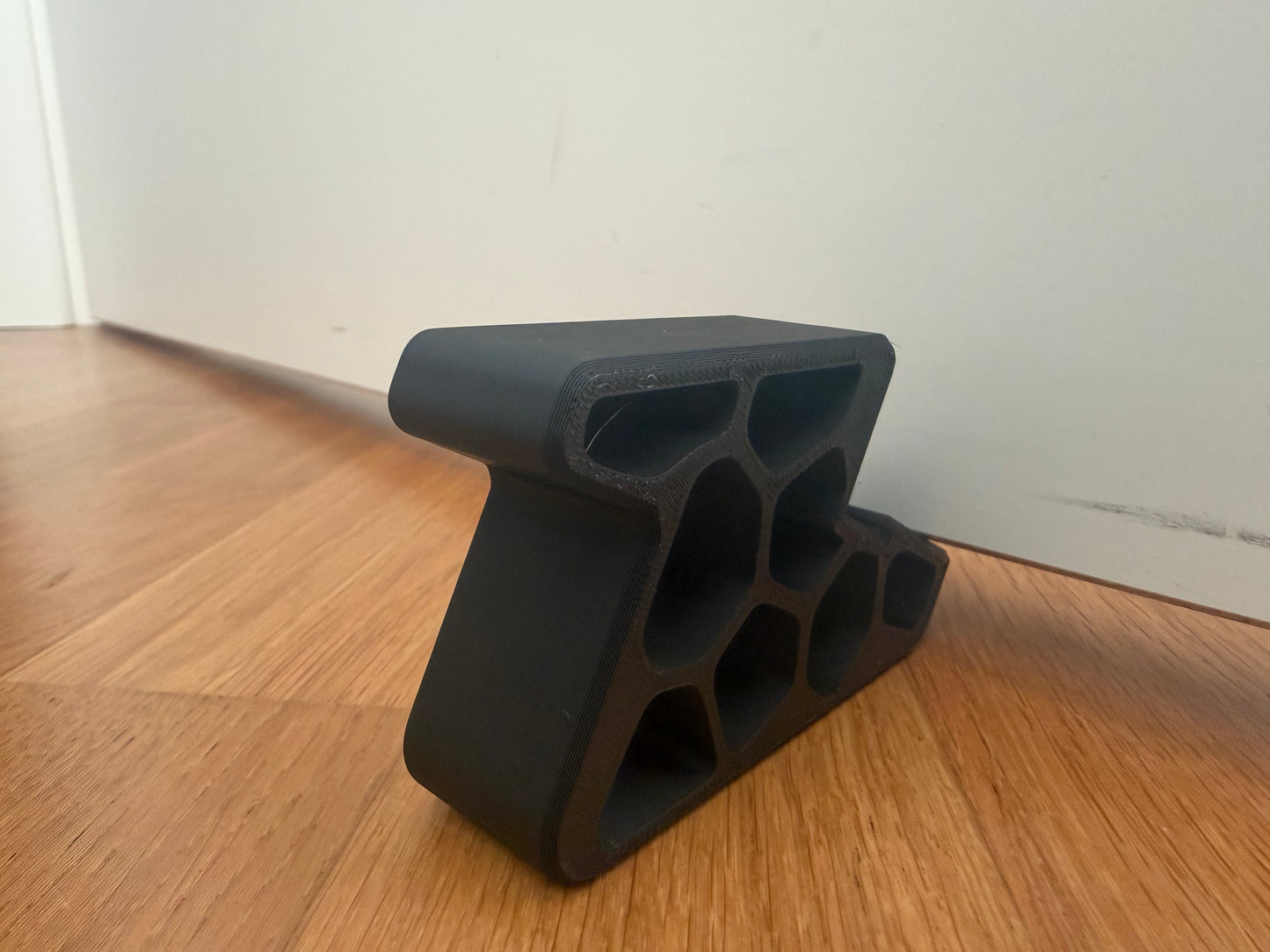 EDGE FORM – Skulpturaler Design-Türstopper