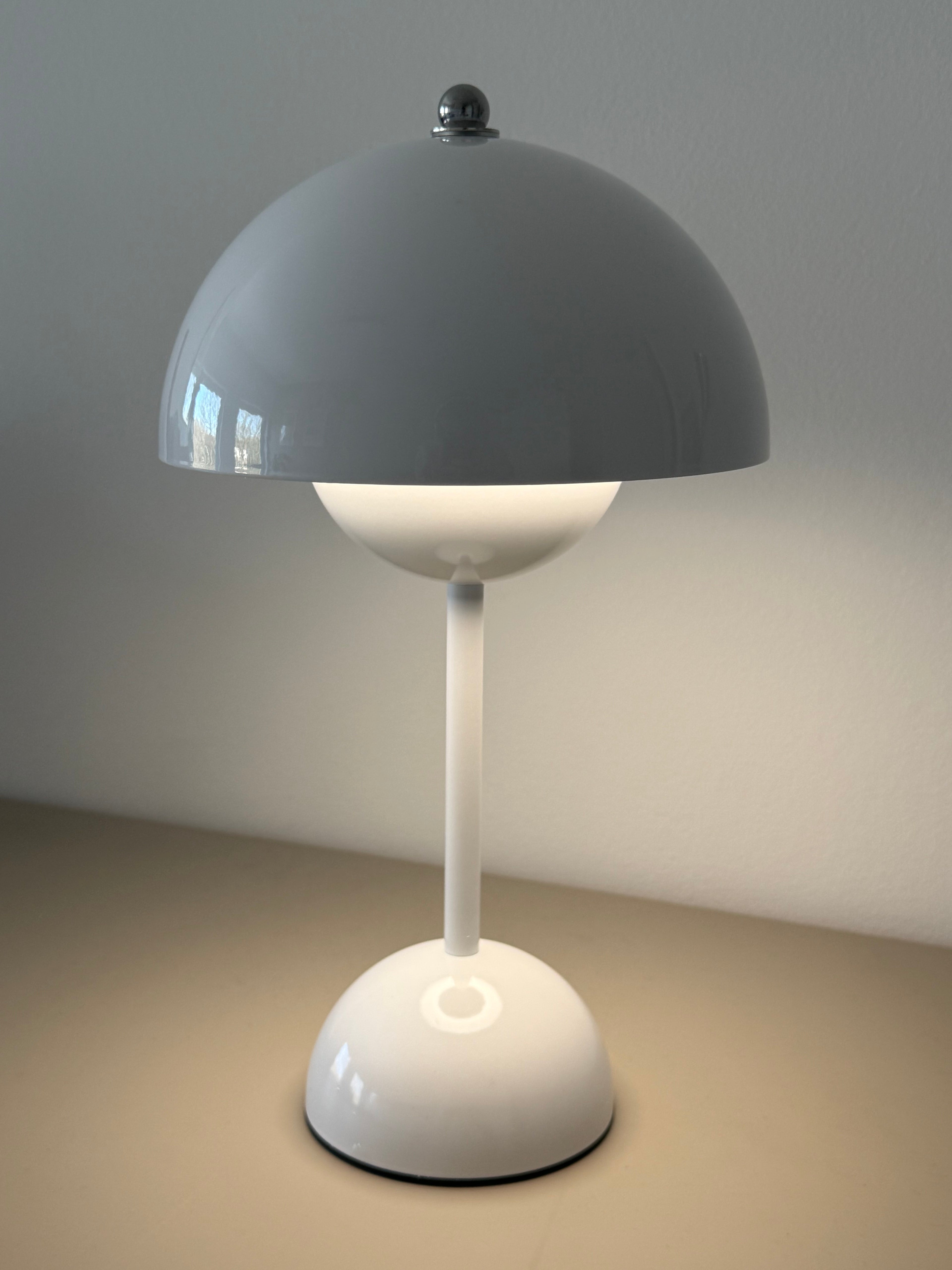 Limitierte „Glow your way“ LED-Tischlampe – elegante Leuchte im dänischen Chic für laue Sommerabende