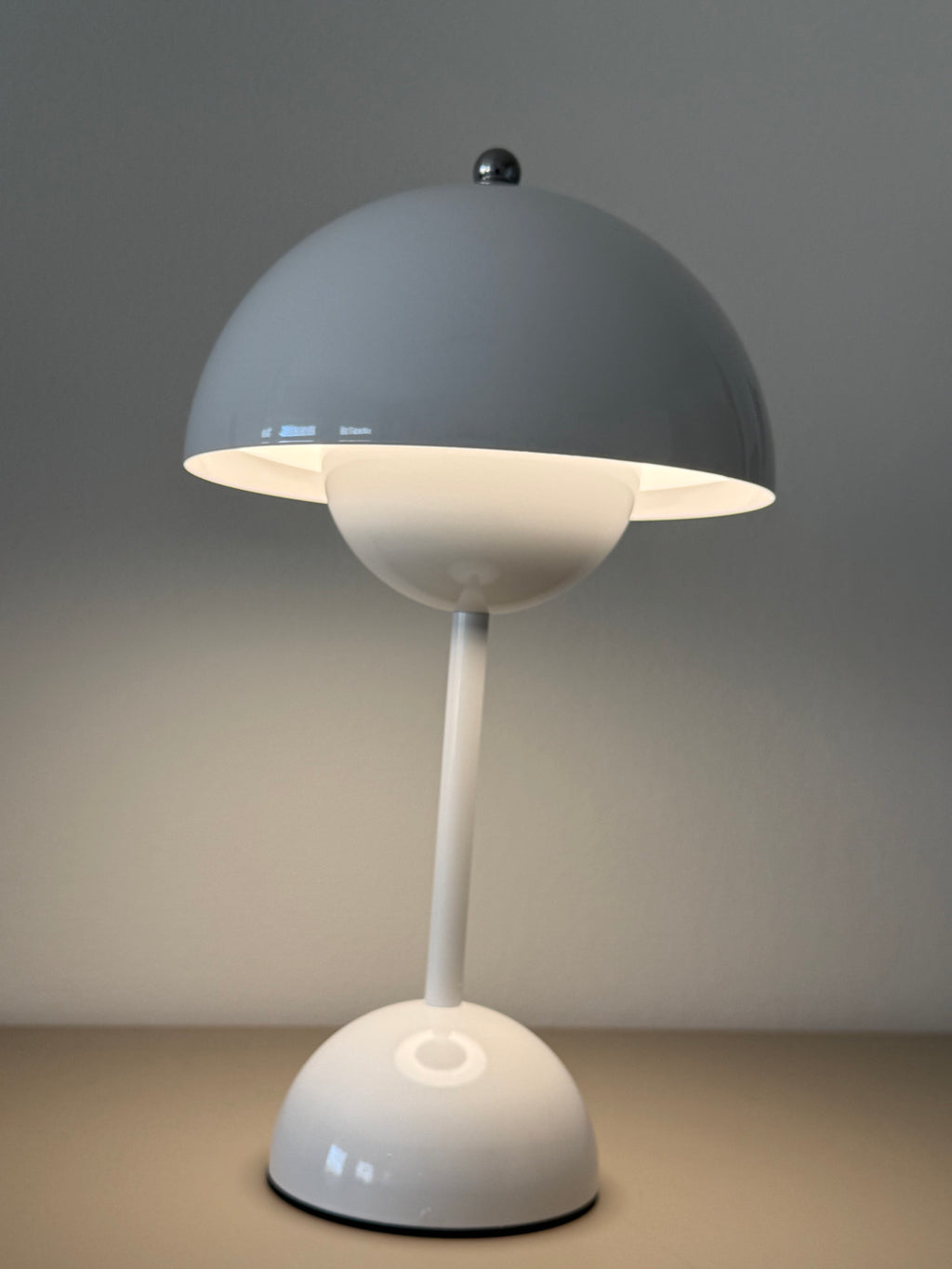 Limitierte „Glow your way“ LED-Tischlampe – elegante Leuchte im dänischen Chic für laue Sommerabende