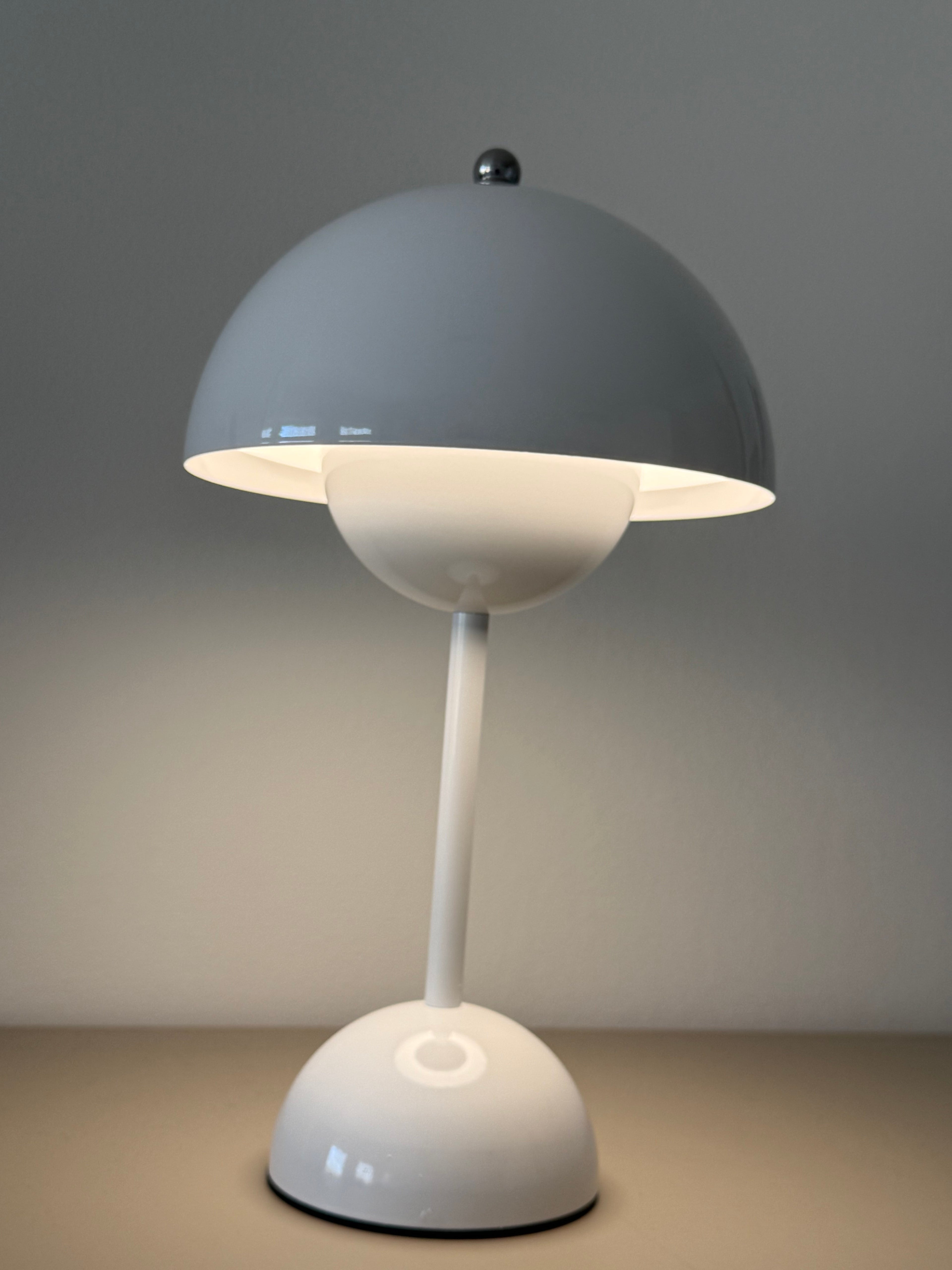 Limitierte „Glow your way“ LED-Tischlampe – elegante Leuchte im dänischen Chic für laue Sommerabende