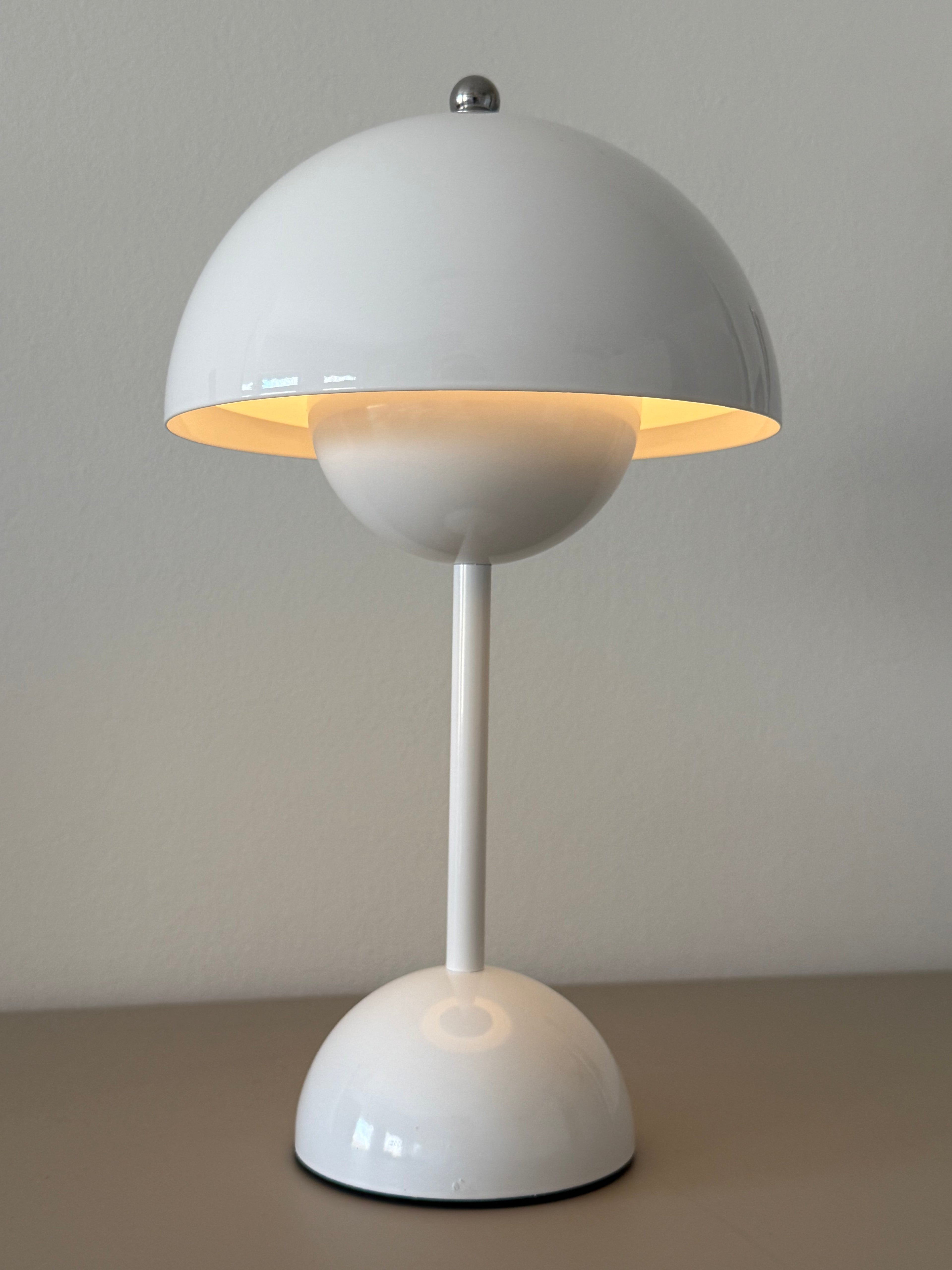 Limitierte „Glow your way“ LED-Tischlampe – elegante Leuchte im dänischen Chic für laue Sommerabende