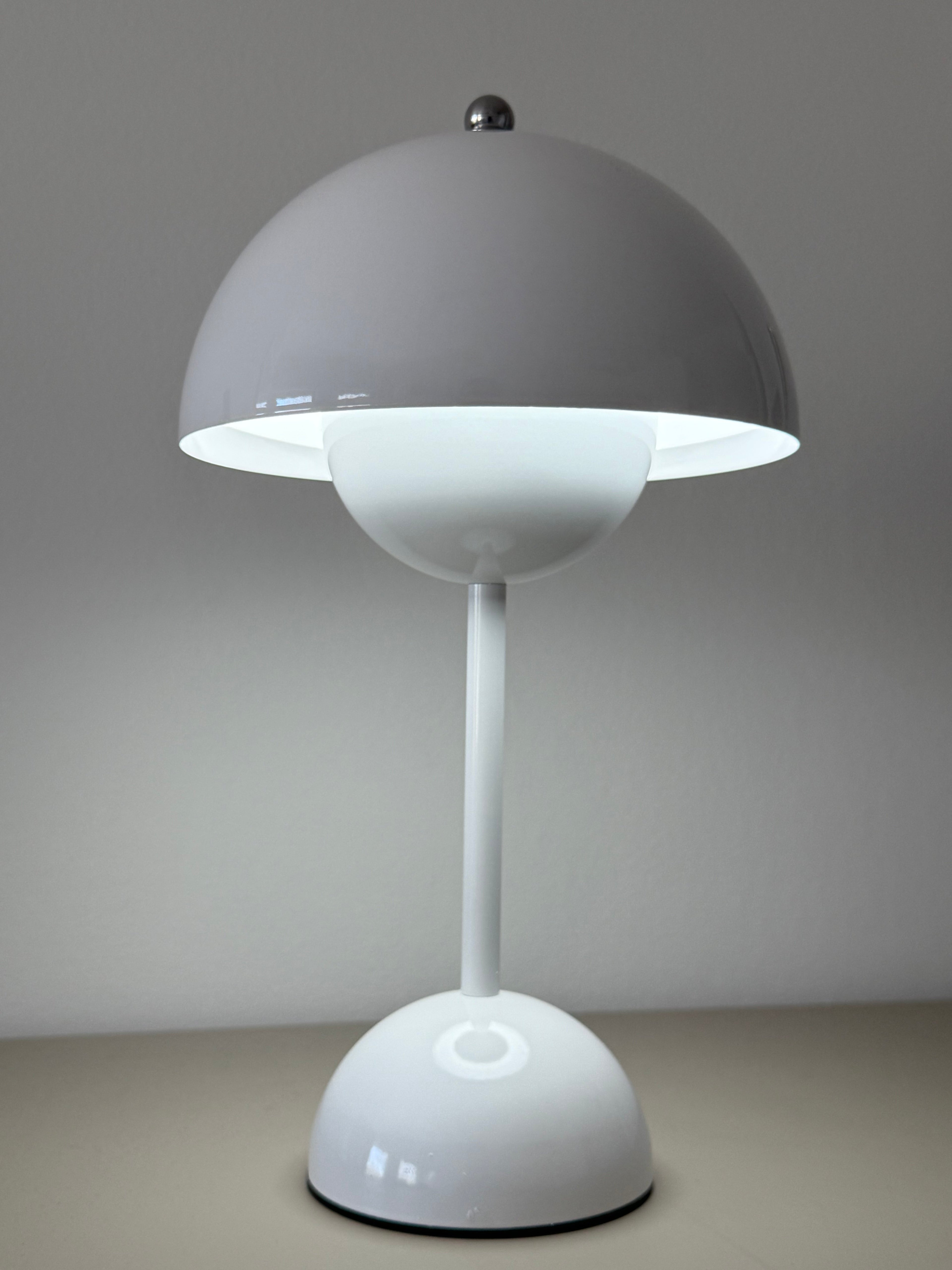 Limitierte „Glow your way“ LED-Tischlampe – elegante Leuchte im dänischen Chic für laue Sommerabende