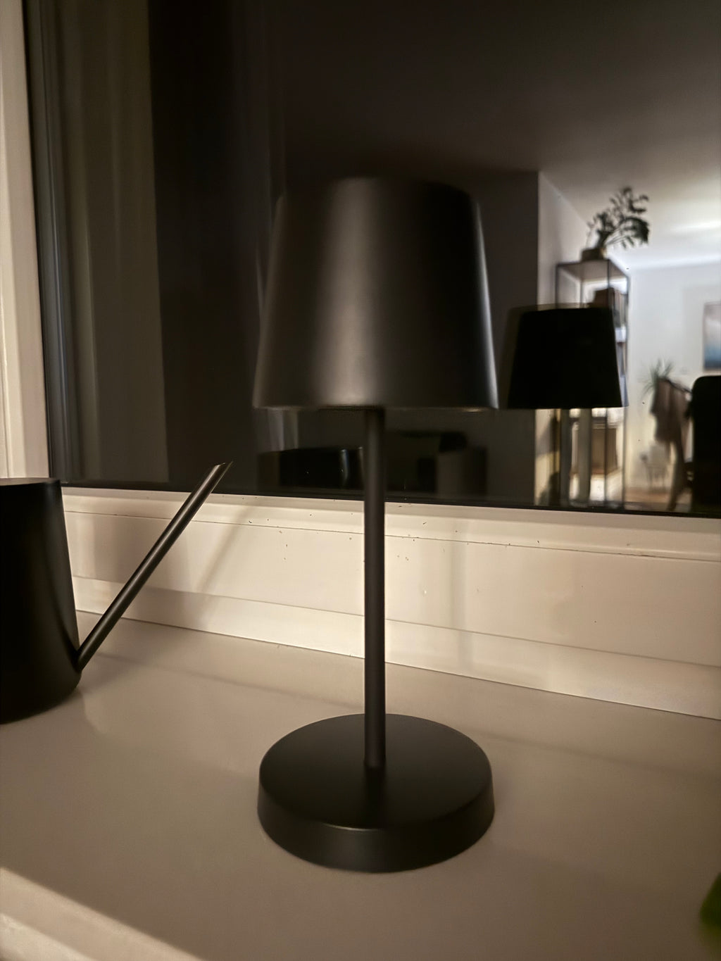 Schwarze LED-Akku-Lampe – Made in Germany