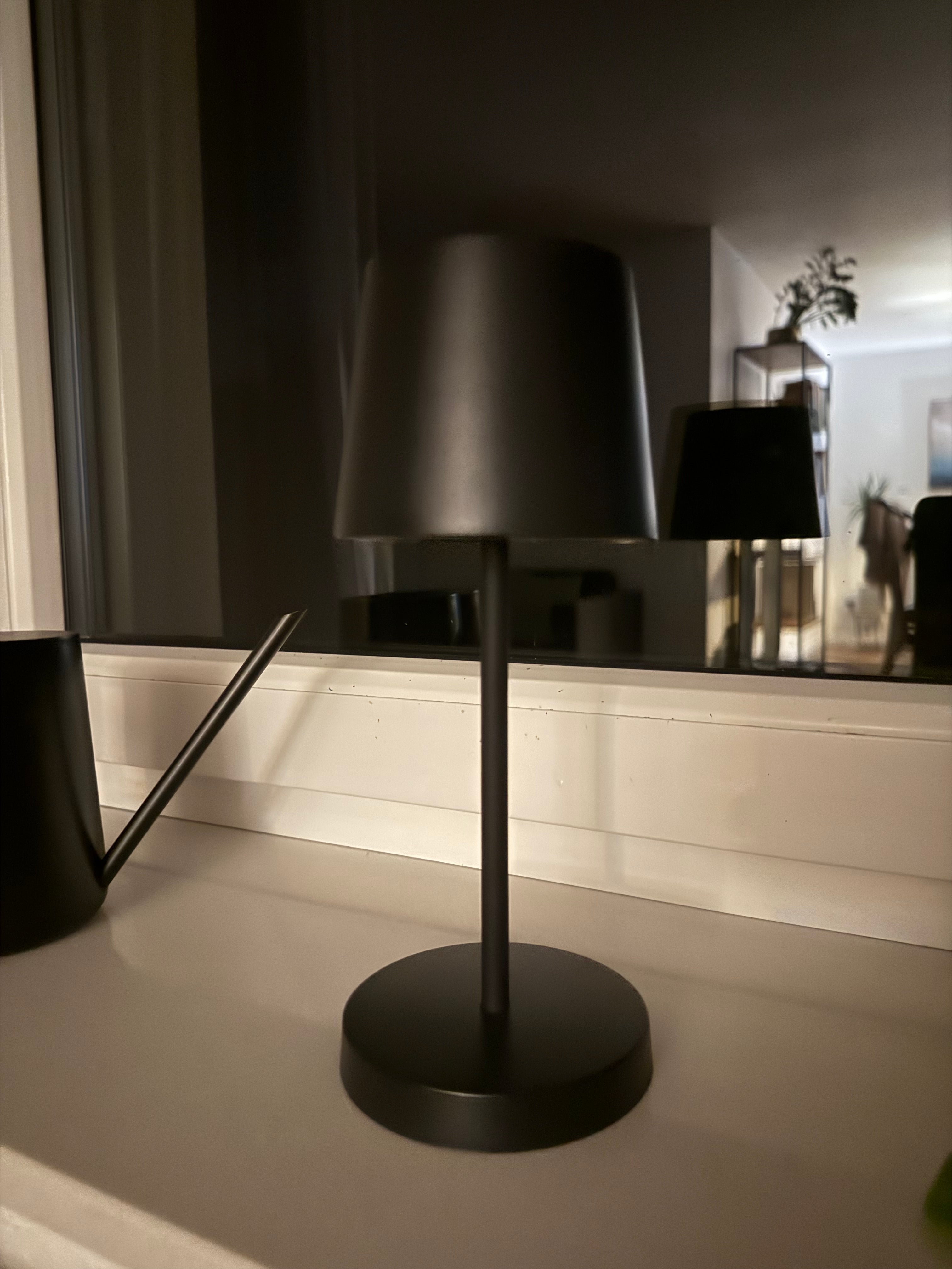 Schwarze LED-Akku-Lampe – Made in Germany