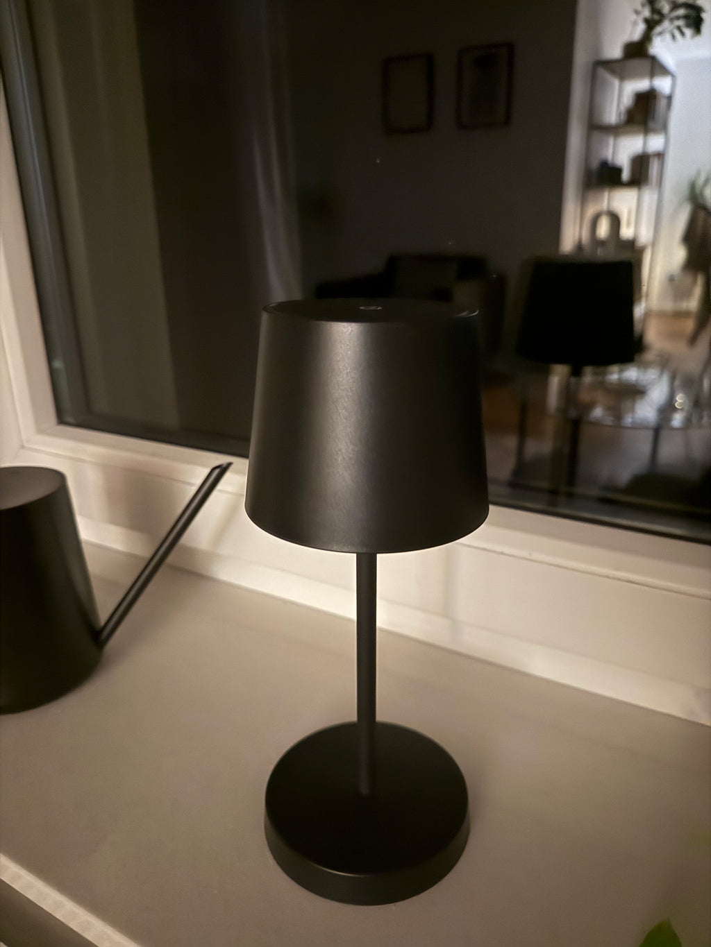 Schwarze LED-Akku-Lampe – Made in Germany