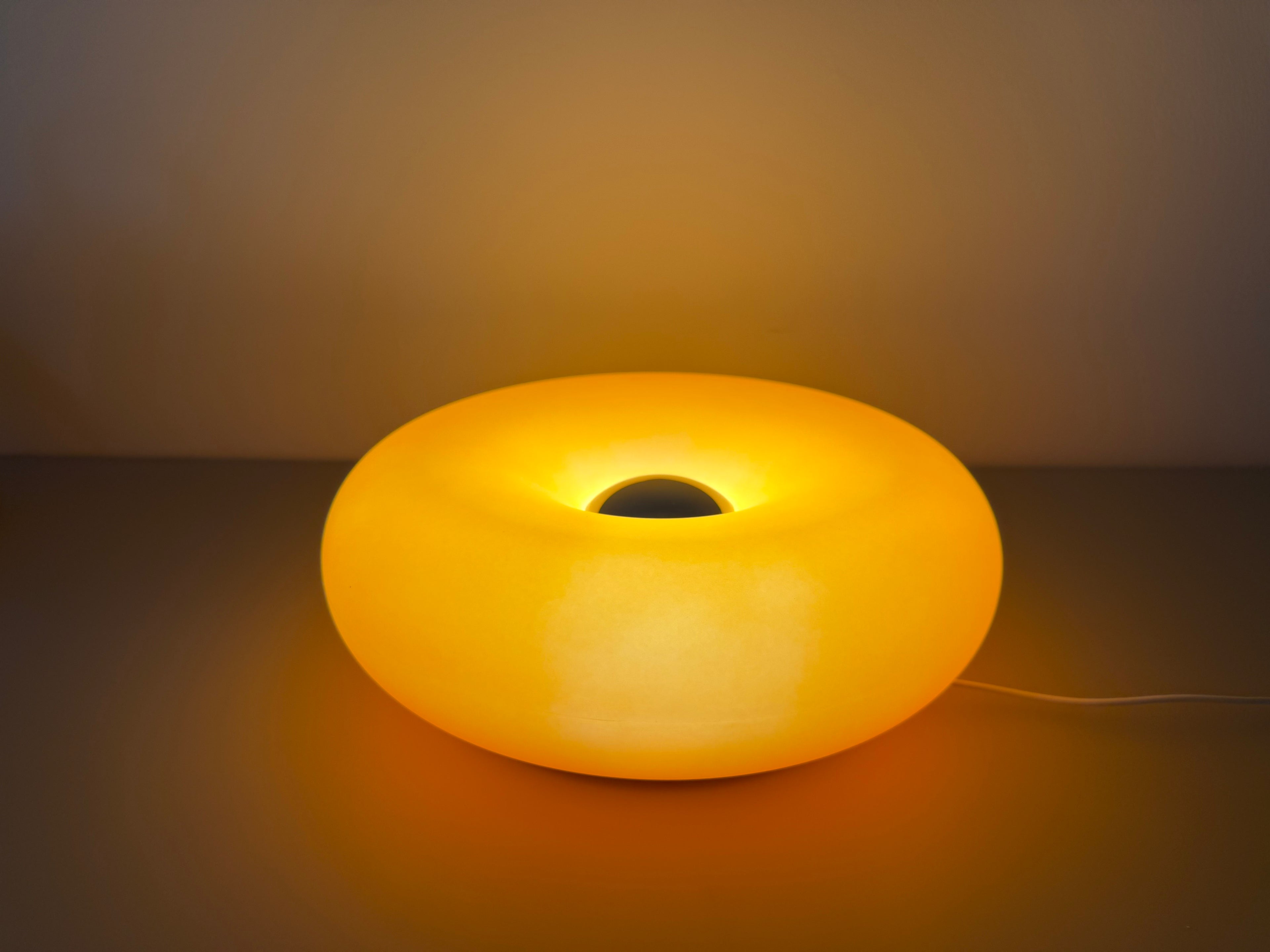 OrbitGlow - Orange LED-Lampe mit Kabel